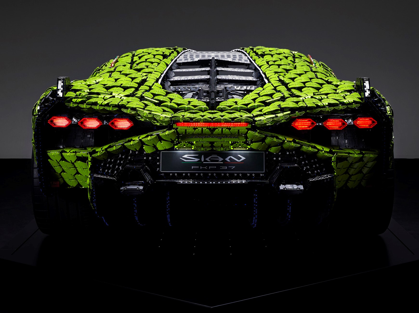 You are currently viewing LEGOs Technic Team Do What They Can To Make A Lamborghini